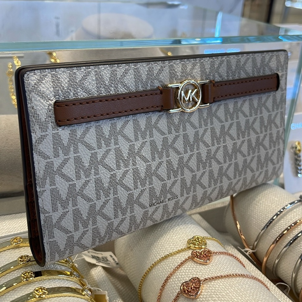 Michael Kors Reed Large Bifold Signature Snap Wallet Card Case 
Vanilla 
NWT - Picture 4 of 16